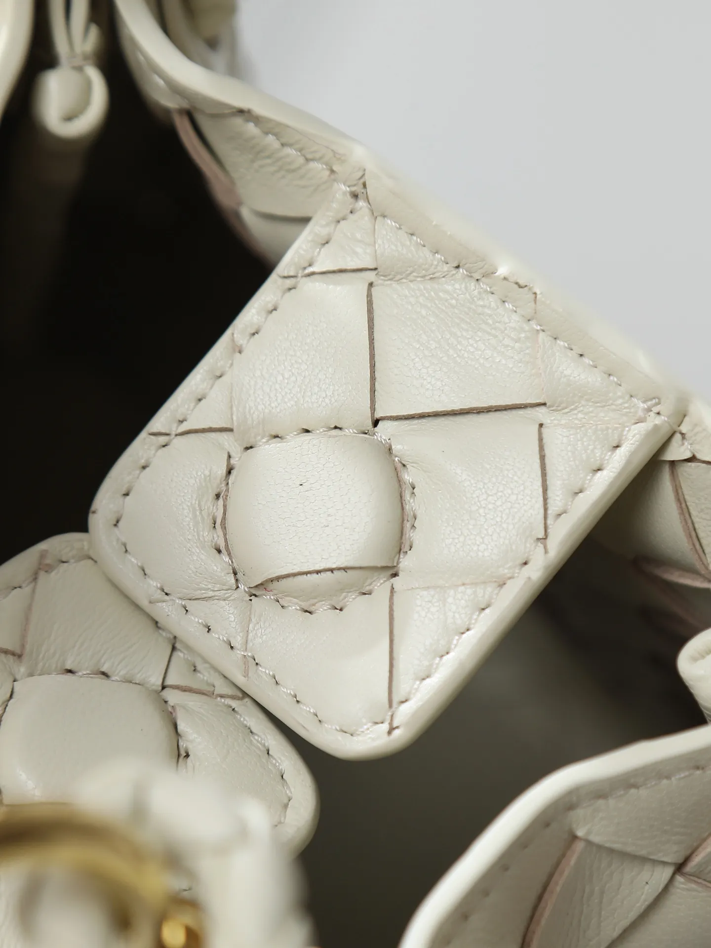 1250. Home B has a new product! Andiamo combines archive parachute handbags to inherit retro elements and integrate modern trends. The same style as Shu Qi's Night in Beijing. It is a continuation of the classic bag. It has three functions: hand carry, shoulder and cross-body. It is embellished with metal brass knot buckles. It is small and has an amazing capacity. It can easily hold all kinds of daily necessities with a box, sunglasses, small bottle, water powder, charger, and the upper body is versatile. Style number: 796569 Size: 21*17*16.5cm